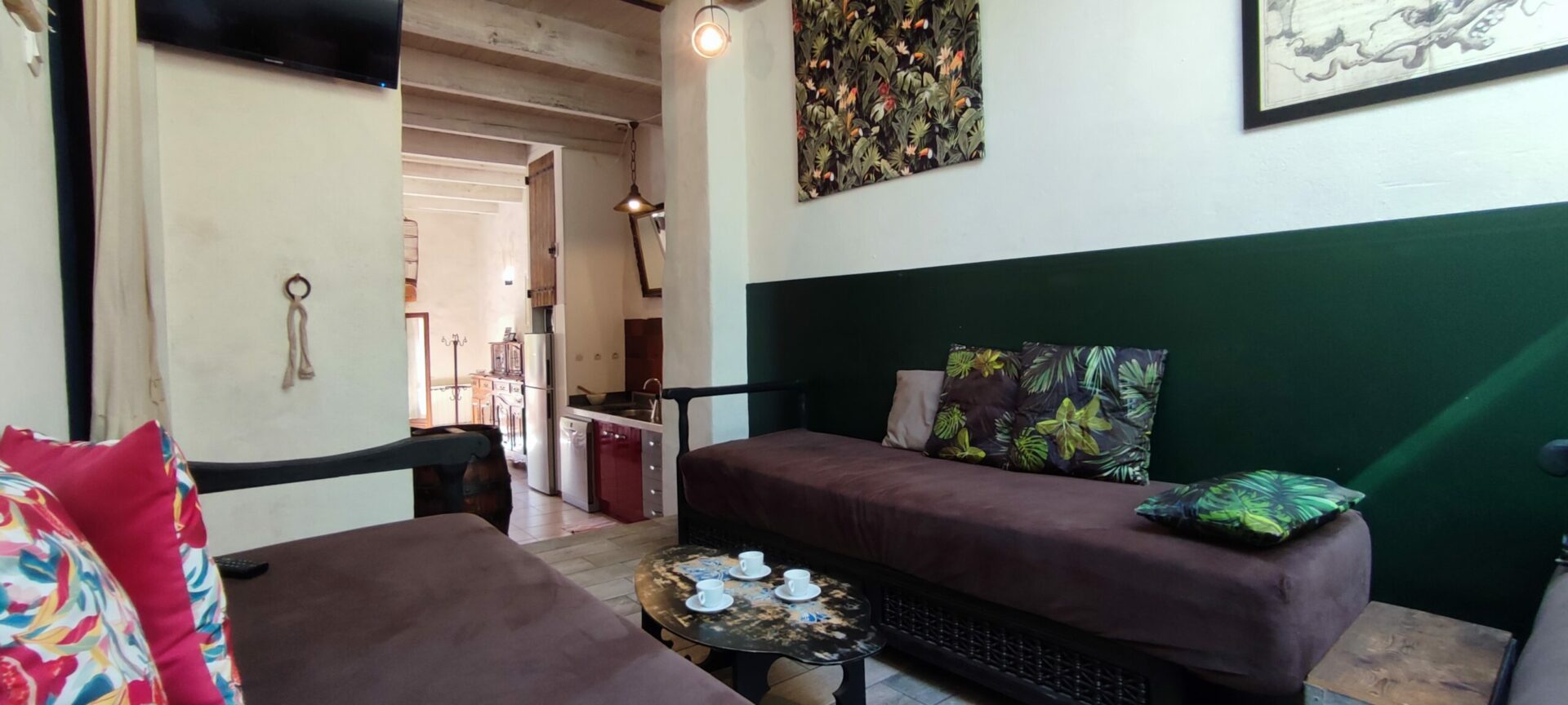 Banquette marocaine (sedari) confortable du salon de La Fenière, pouvant servir de lit d'appoint, Le Pradet.