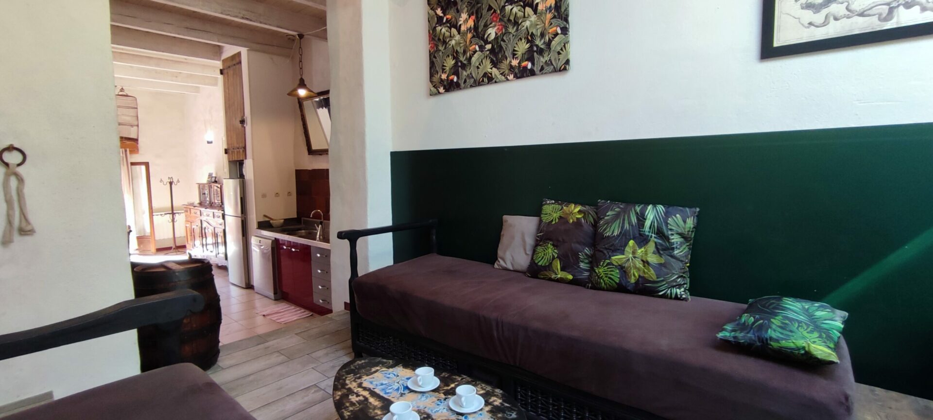 Gros plan sur la texture et les coussins d'une banquette marocaine (sedari) du salon de La Fenière, Le Pradet.