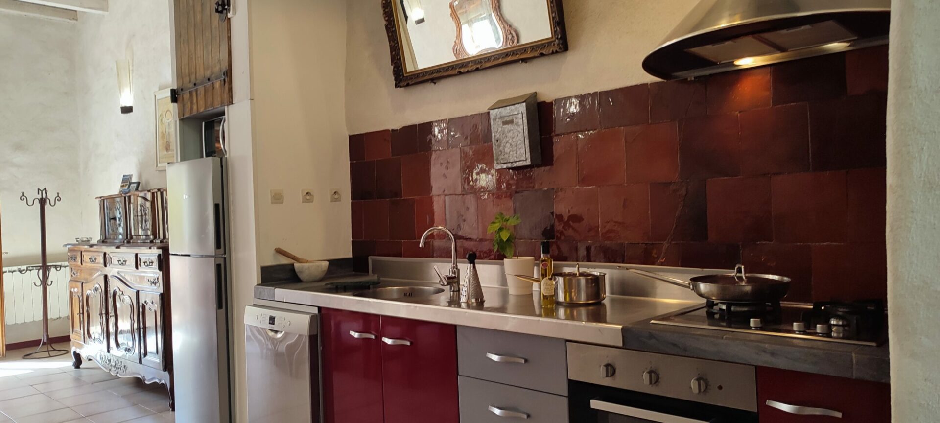 Gros plan sur les carreaux muraux anciens d'une cuve à vin, servant de crédence dans la cuisine de La Fenière, Le Pradet.