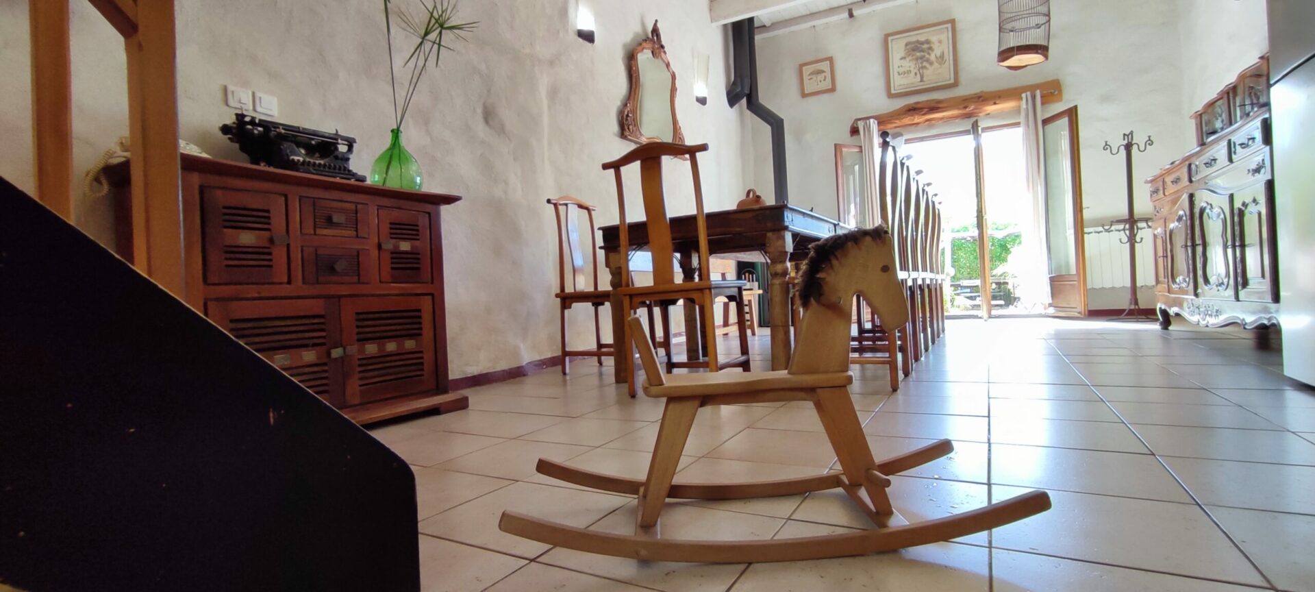 Ancien cheval à bascule en bois pour enfant, élément décoratif ludique dans le séjour du gîte La Fenière, Le Pradet.