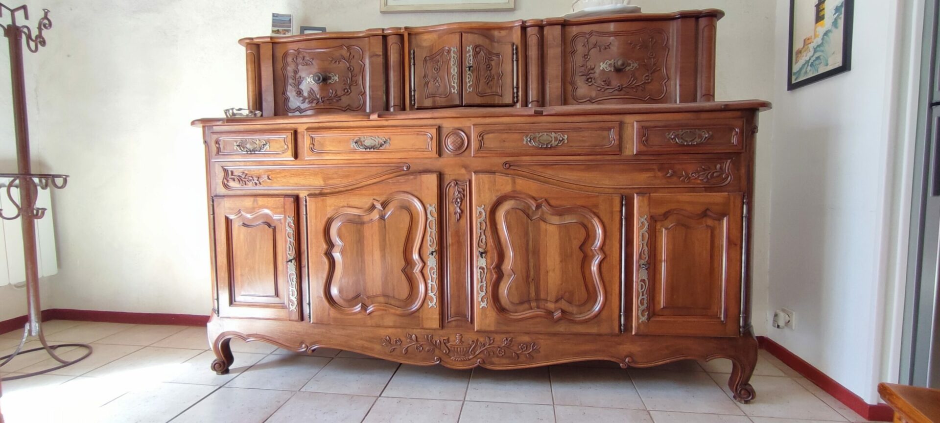 Gros plan sur un bahut provençal "à glissants" dans le séjour du gîte La Fenière, avec décoration artisanale, Le Pradet.