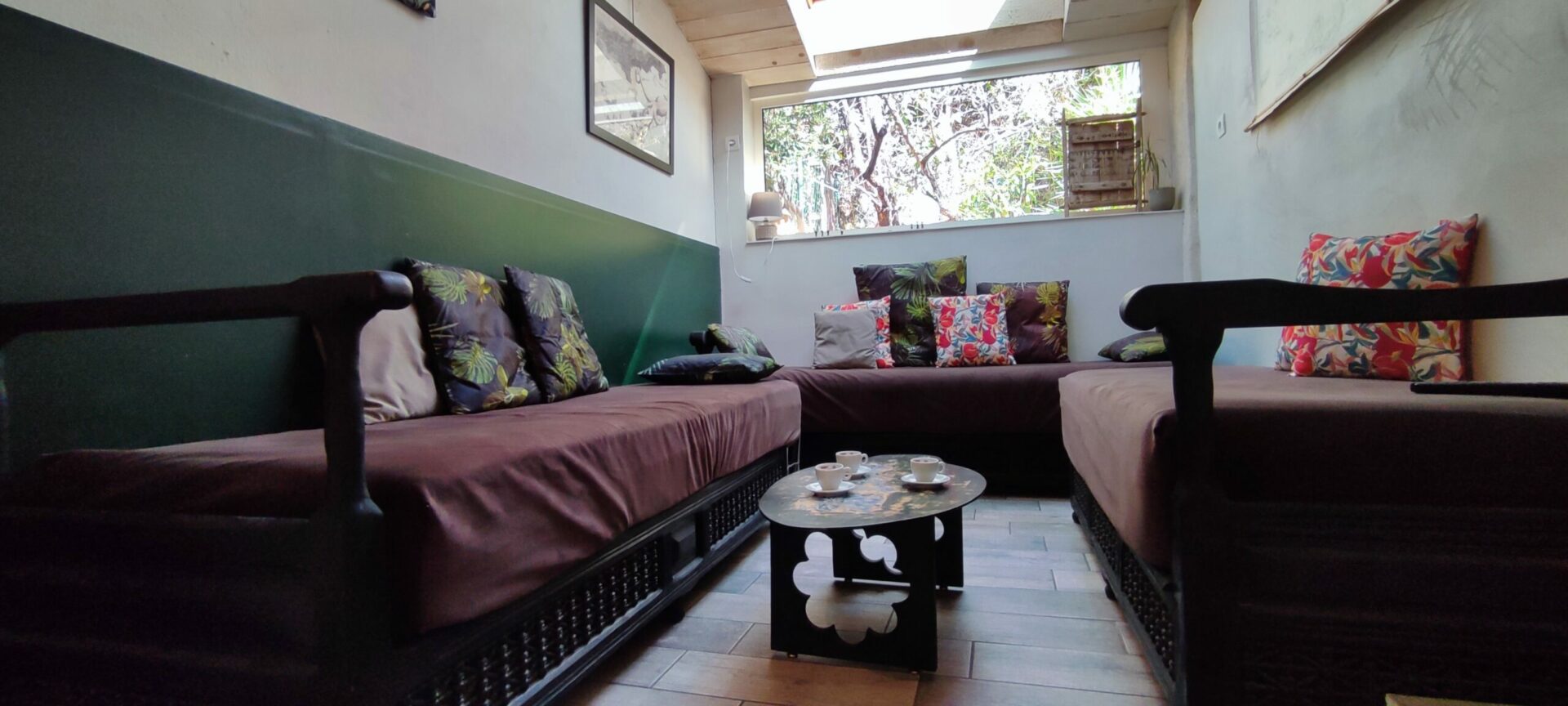 Vue d'ensemble du salon du gîte La Fenière avec banquettes marocaines, décoration orientale, luminaires ethniques, Le Pradet.