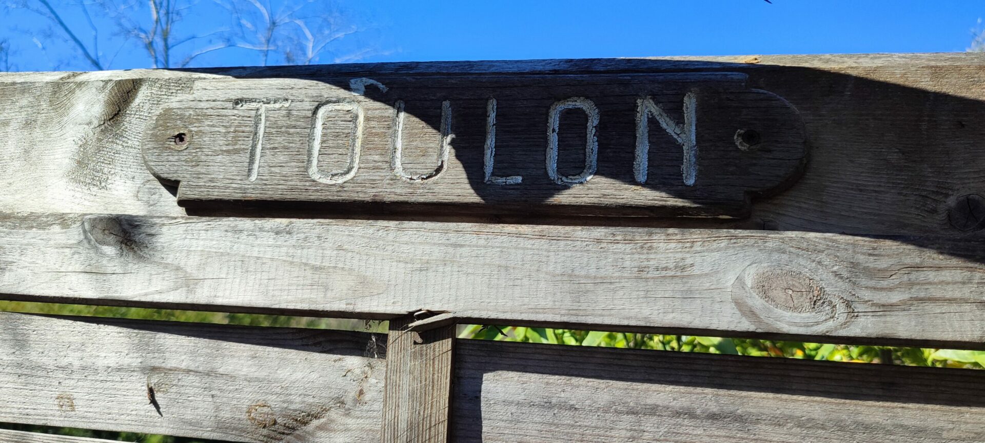 Plaquette en bois avec des détails marins, ayant anciennement orné un "pointu" (embarcation traditionnelle) de Toulon, décor authentique au Mas de la Gavaresse.