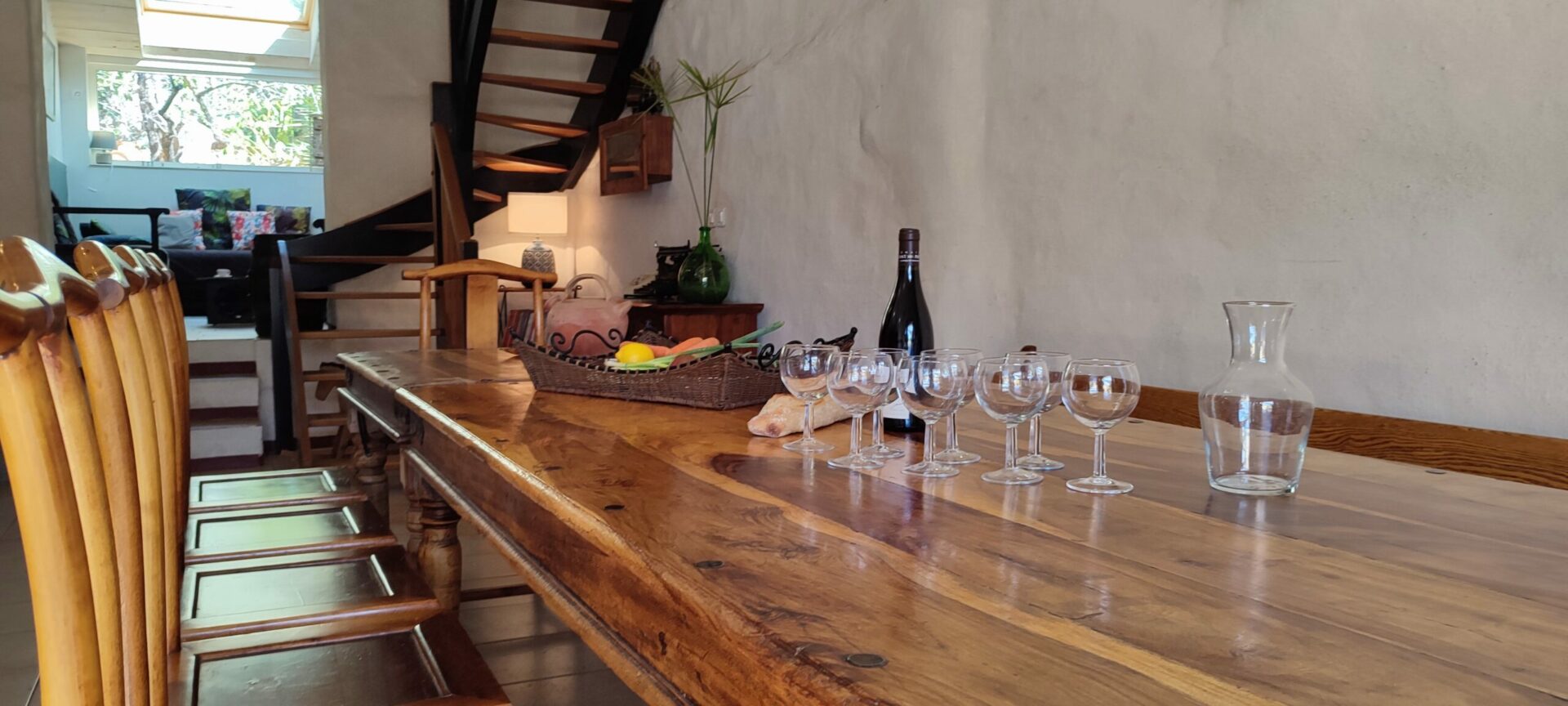 Verres à vin et bouteille sur la table du séjour du gîte La Fenière, ambiance de dégustation, Le Pradet.