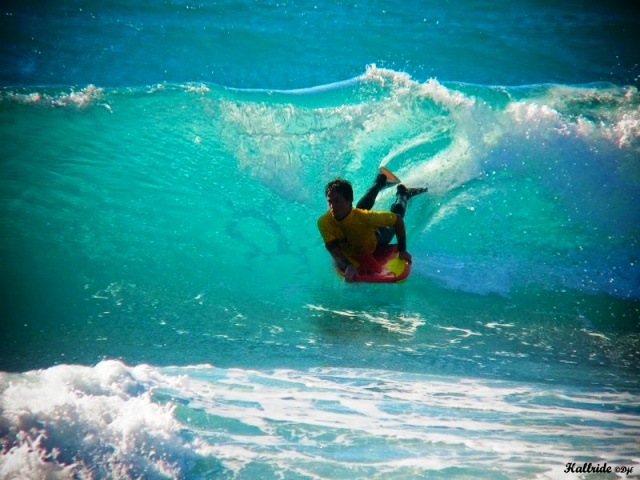 Jeune homme pratiquant le bodyboard sur une vague près de la côte, sport de glisse aquatique, Var.
