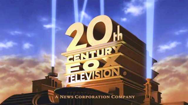 Intérieur d'une salle de cinéma moderne, écran lumineux, sièges confortables, ambiance de film, Toulon, Var.