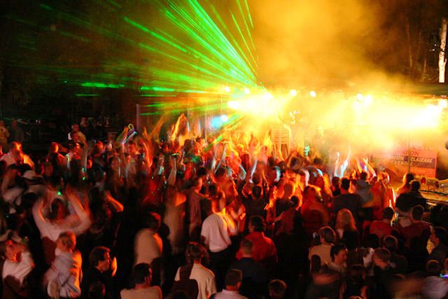 Ambiance festive d'une discothèque avec DJ, lumières et foule dansante, vie nocturne, Toulon, Var.