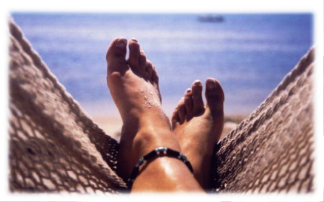 Personne se relaxant dans un hamac sous les arbres, ambiance de farniente, détente en pleine nature, Mas de la Gavaresse, Le Pradet.