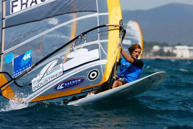 Windsurfer en action sur une vague de la Méditerranée près du Pradet, activités nautiques, Var.