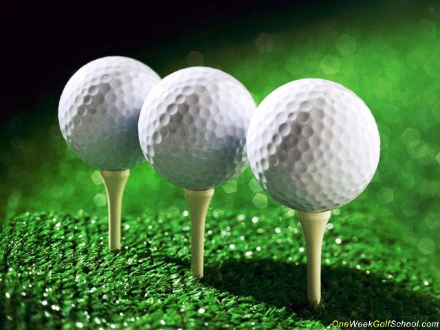 Joueur de golf frappant une balle sur un green verdoyant avec vue sur le paysage méditerranéen, Var.