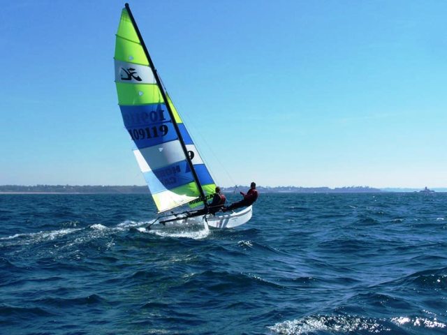 Catamaran de sport (Hobie Cat) naviguant rapidement sur la mer, voiliers légers, activité nautique, Var.