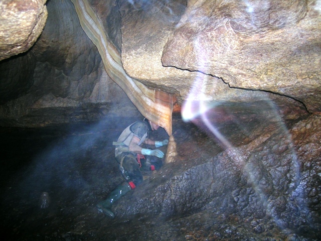 Spéléologues explorant une grotte souterraine, activité d'aventure, Var.