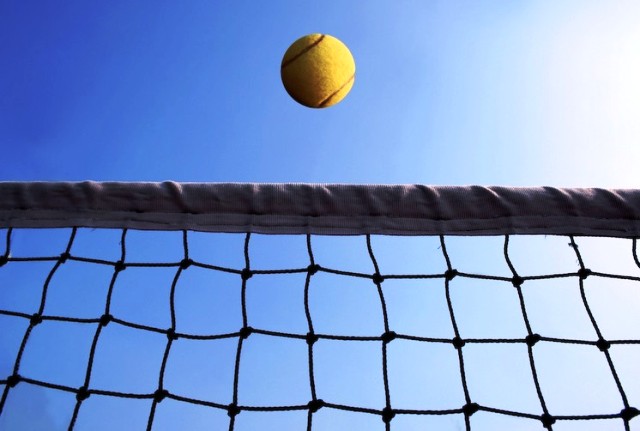 Joueur de tennis en action sur un court extérieur sous le soleil, activité sportive, Le Pradet, Var.