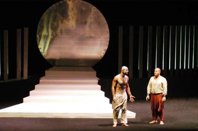 Spectacle de théâtre en plein air, troupe d'acteurs sur scène, ambiance culturelle estivale, Provence.