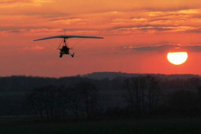 ULM monoplace ou biplace en plein vol au-dessus des eaux turquoise et des côtes du Var, activité aérienne.