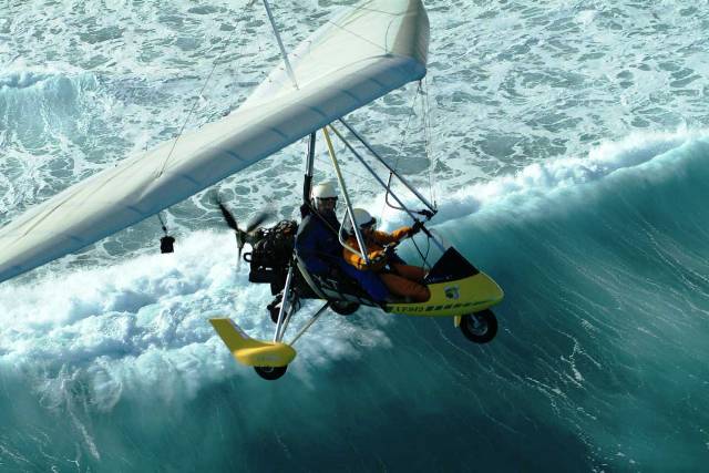 ULM biplace volant au-dessus du littoral varois, vue aérienne du paysage méditerranéen.