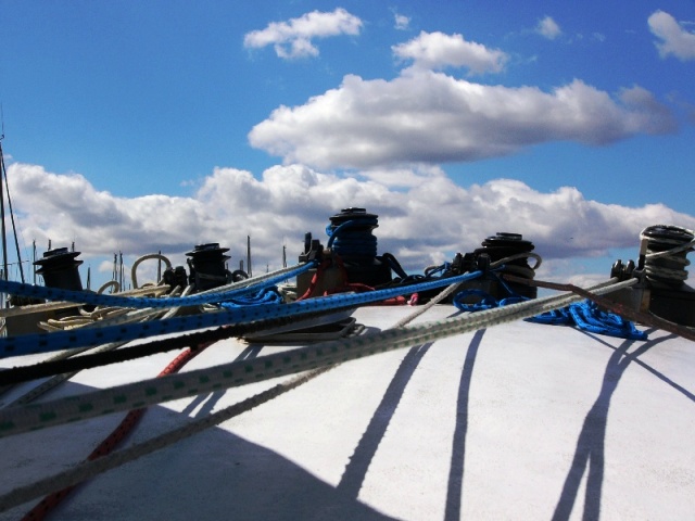 Voiliers en pleine régate sur la mer Méditerranée, compétition nautique, côte varoise.