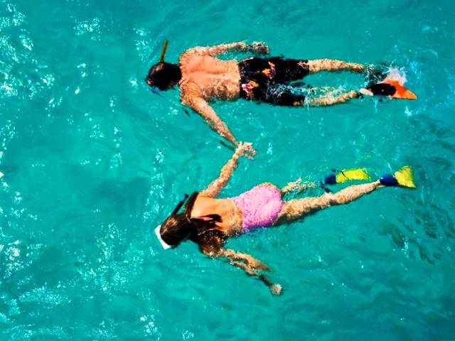 Apnéiste en descente dans l'eau claire, exploration sous-marine profonde, silence et faune marine, Var.
