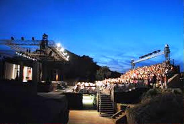 Scène de festival en plein air avec concert et foule, ambiance estivale et festive, Var, Provence.