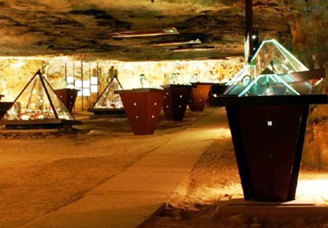 Entrée d'une ancienne mine avec wagonnets et rails, musée historique, patrimoine industriel, Var.