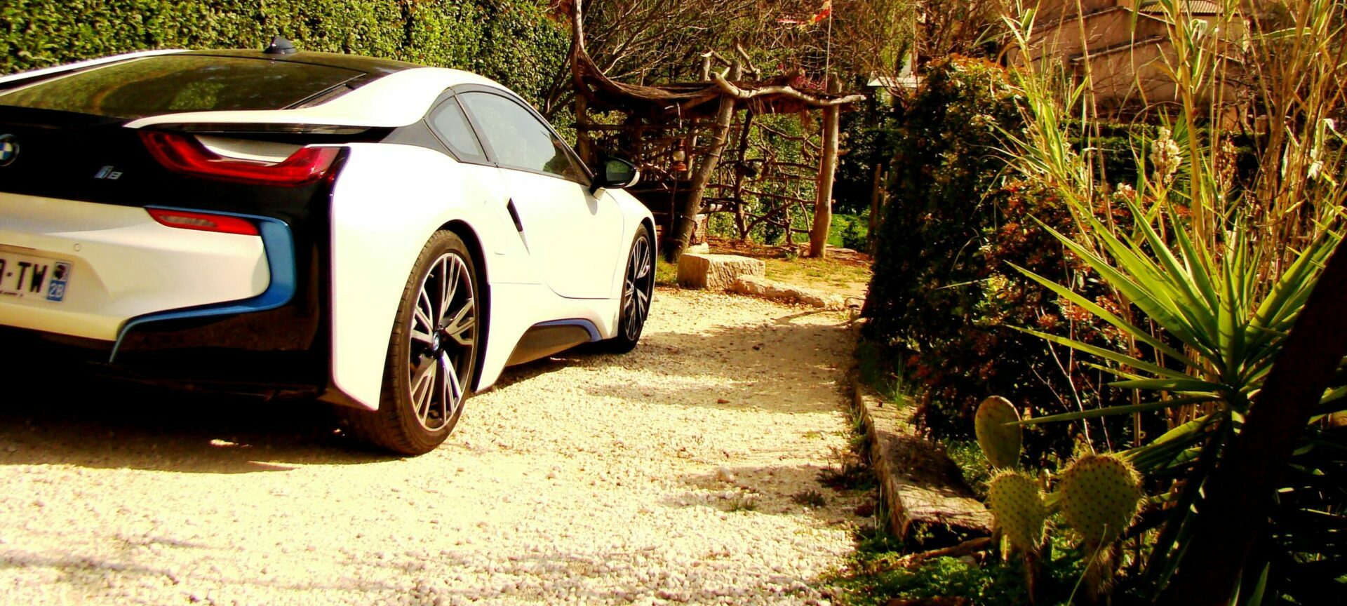 Voiture de luxe garée sur un parking clos et sécurisé, vue d'un portail ou d'une entrée, illustrant la sécurité du Mas de la Gavaresse.