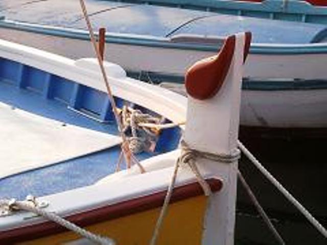Proue d'un bateau traditionnel provençal "pointu" avec une sculpture distinctive, culture maritime locale, Le Pradet, Var.