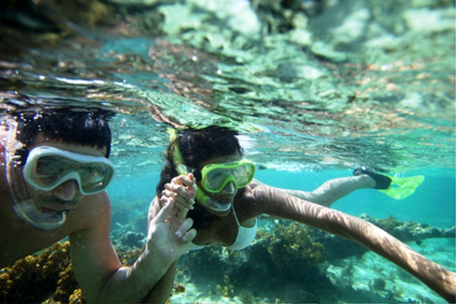 Couple faisant du snorkeling (PMT) dans les eaux claires de la Plage de la Garonne au Pradet, exploration sous-marine.