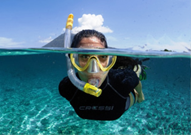 Apnéiste descendant le long d'une corde sous l'eau turquoise, exploration marine en apnée, Var.