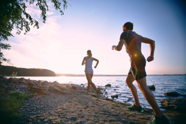 Coureurs de trail en pleine nature sur un sentier en forêt, VTT, randonnée, Var.