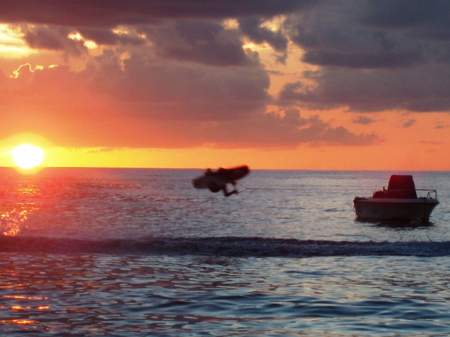 Jeune homme pratiquant le wakeboard sur l'eau calme de la côte varoise, sports de glisse, Le Pradet.