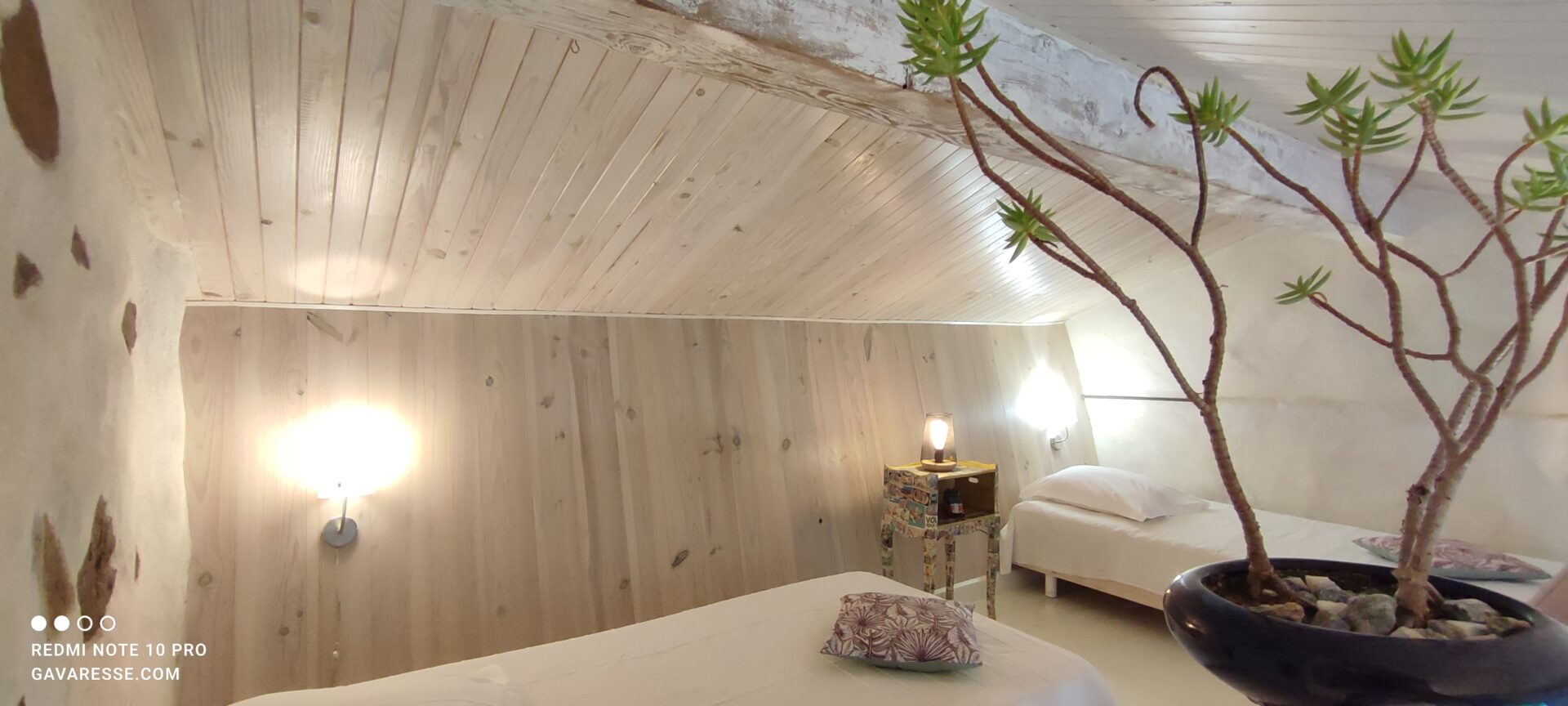 Deux lits simples (90x190) séparés par une table de nuit sur la mezzanine de la chambre parentale de La Fenière, Le Pradet.