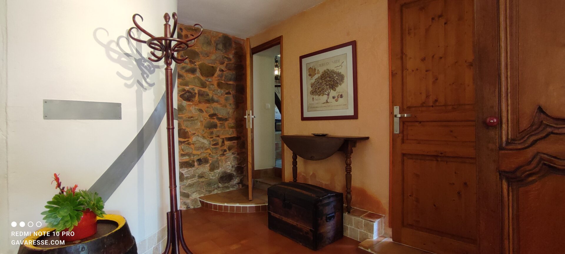Accès aux deux chambres du gîte Le Pénéquet, hall d'entrée avec mur en pierres et porte-manteau, Le Pradet.