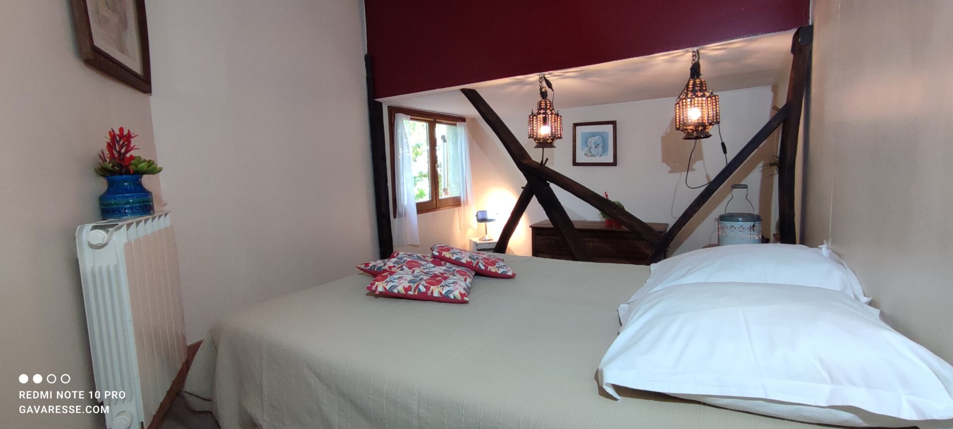 Deuxième chambre du gîte Le Pénéquet, lits jumeaux modulables, rambarde en bois de foudre, luminaires poêles à pétrole, Le Pradet.