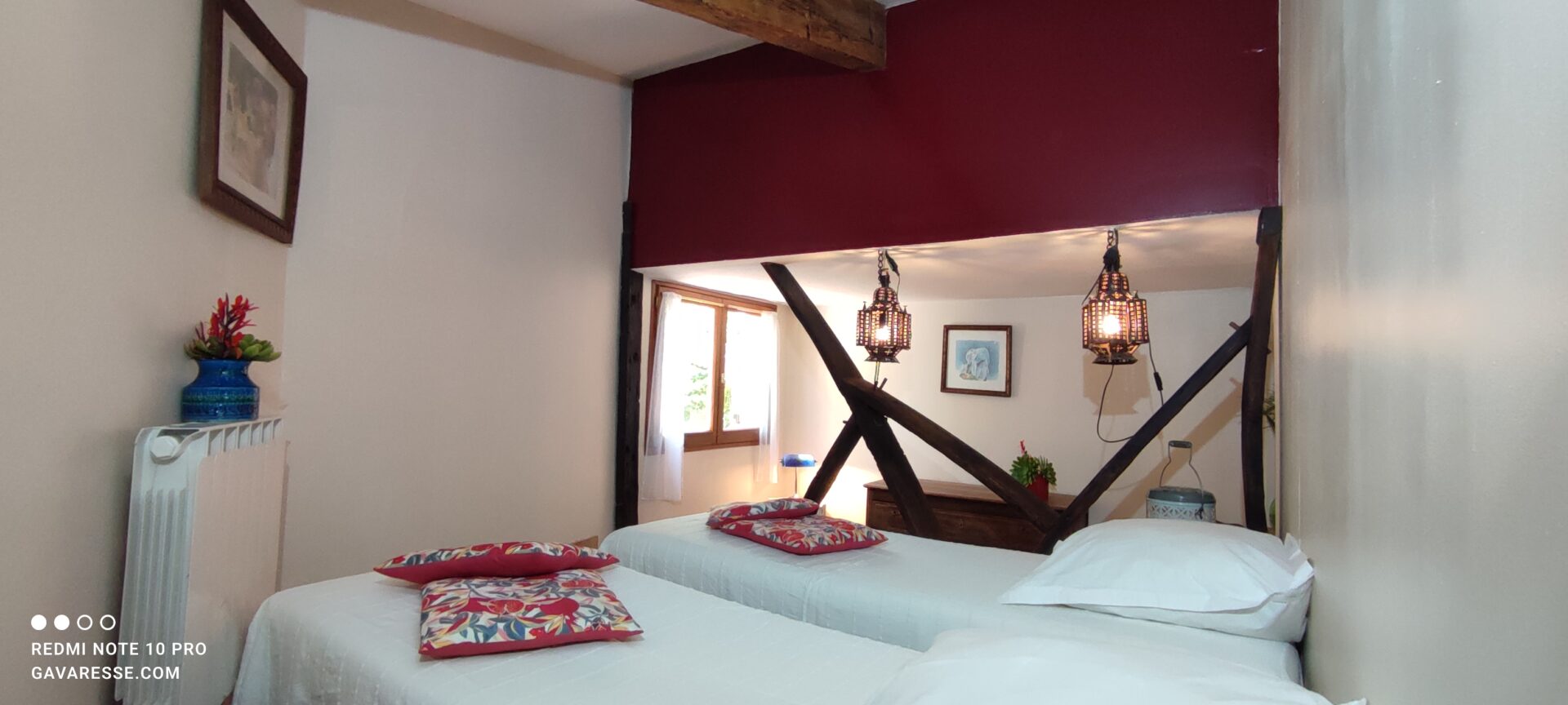 Lits jumeaux du gîte Le Pénéquet (70x190), rambarde en bois de foudre, décoration murale, Mas de la Gavaresse.