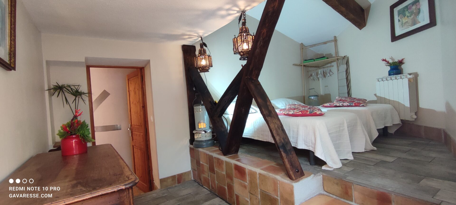 Chambre spacieuse du gîte Le Pénéquet, lits jumeaux, meuble d'appoint, luminaires originaux, Le Pradet.