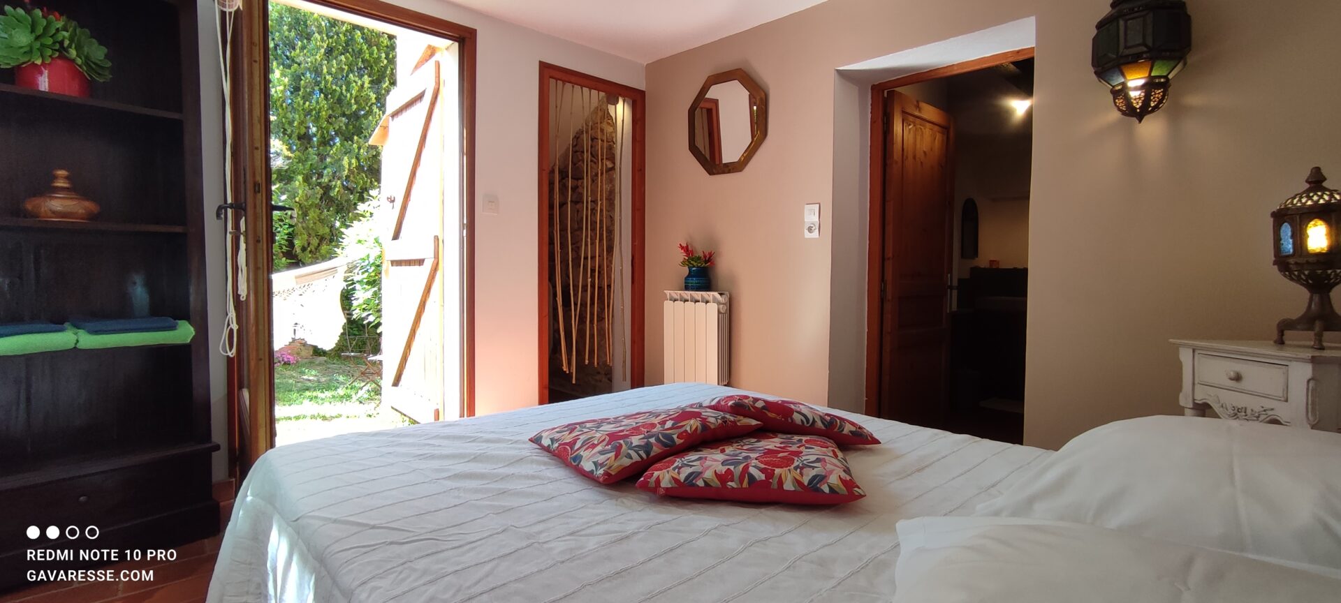Chambre chaleureuse avec décoration orientale et accès jardin – Gîte Gavaresse
