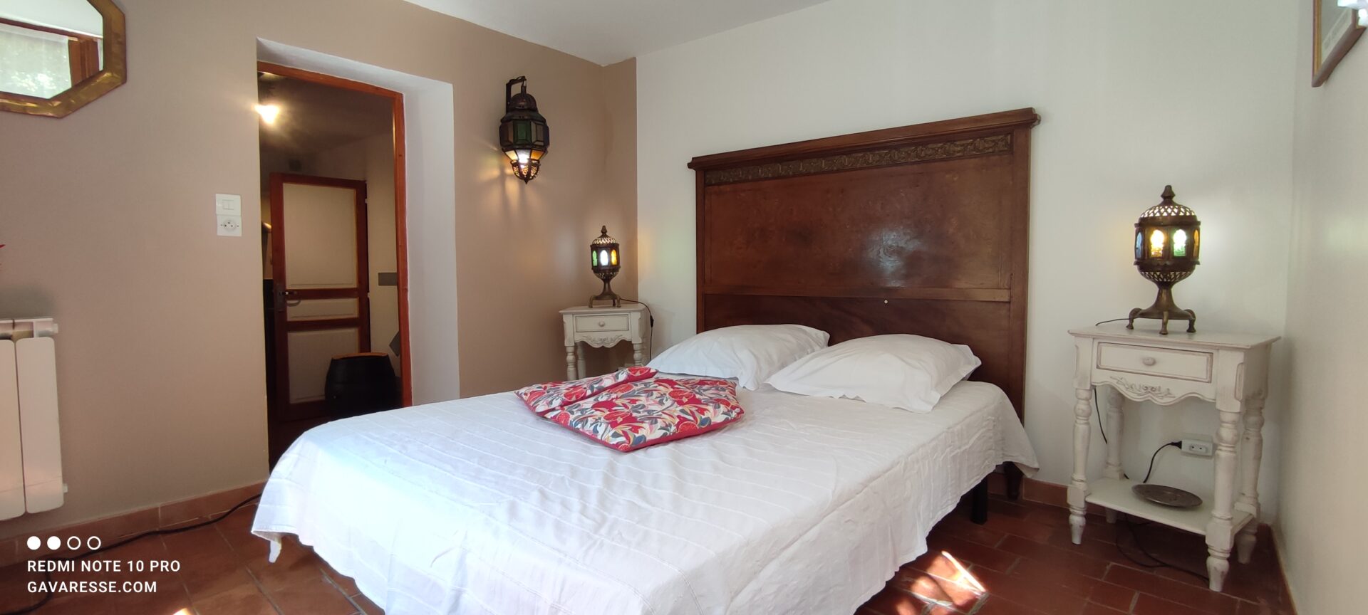 Chambre double raffinée du gîte Le Pénéquet avec lit 140x190, mobilier ancien et luminaires orientaux, Le Pradet.