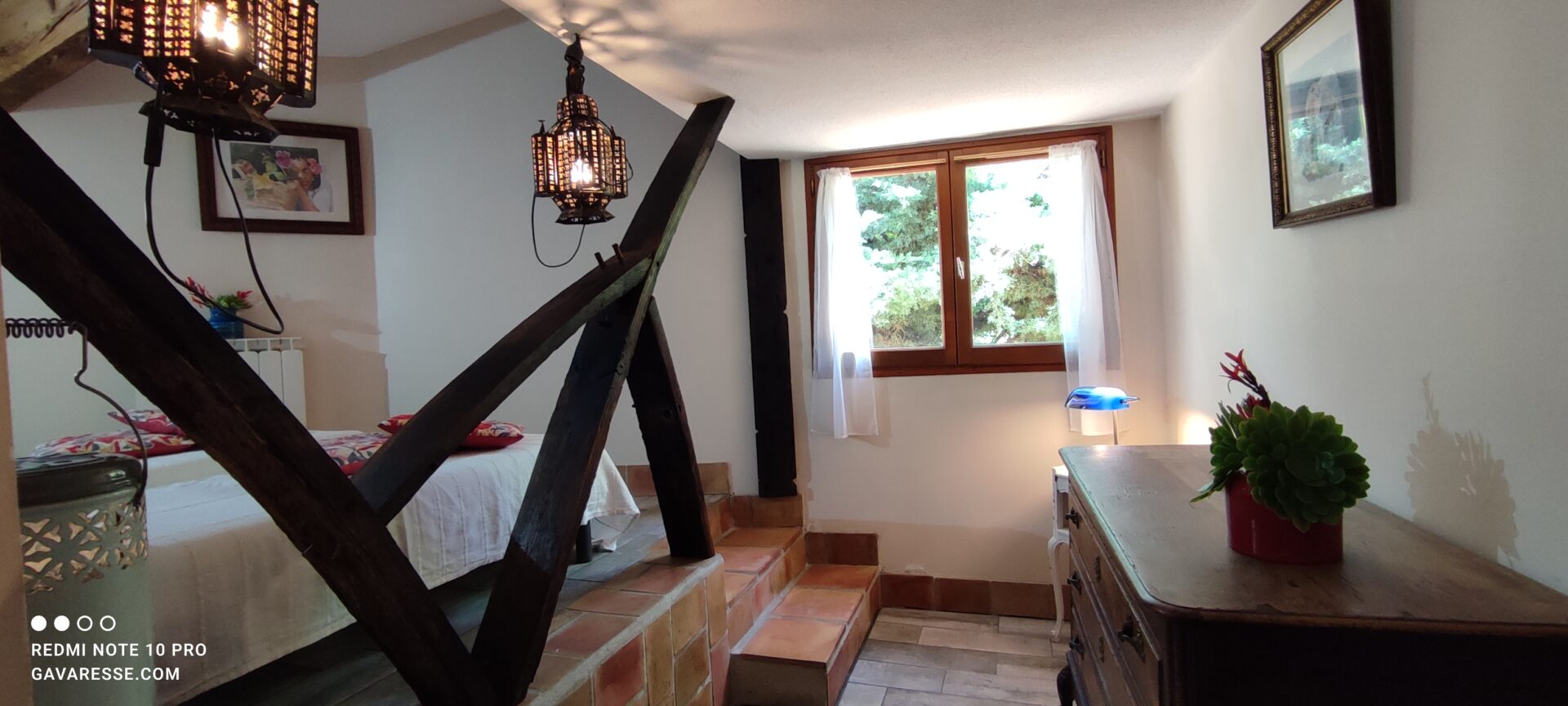 Chambre du gîte Le Pénéquet, lits jumeaux, rambarde foudre, luminaires poêles à pétrole, fenêtre vue nature, Le Pradet.