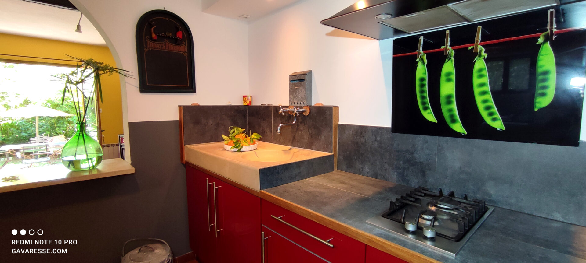 Cuisine équipée du gîte Le Pénéquet avec évier en pierre de Cassis et plaque de cuisson, Le Pradet.