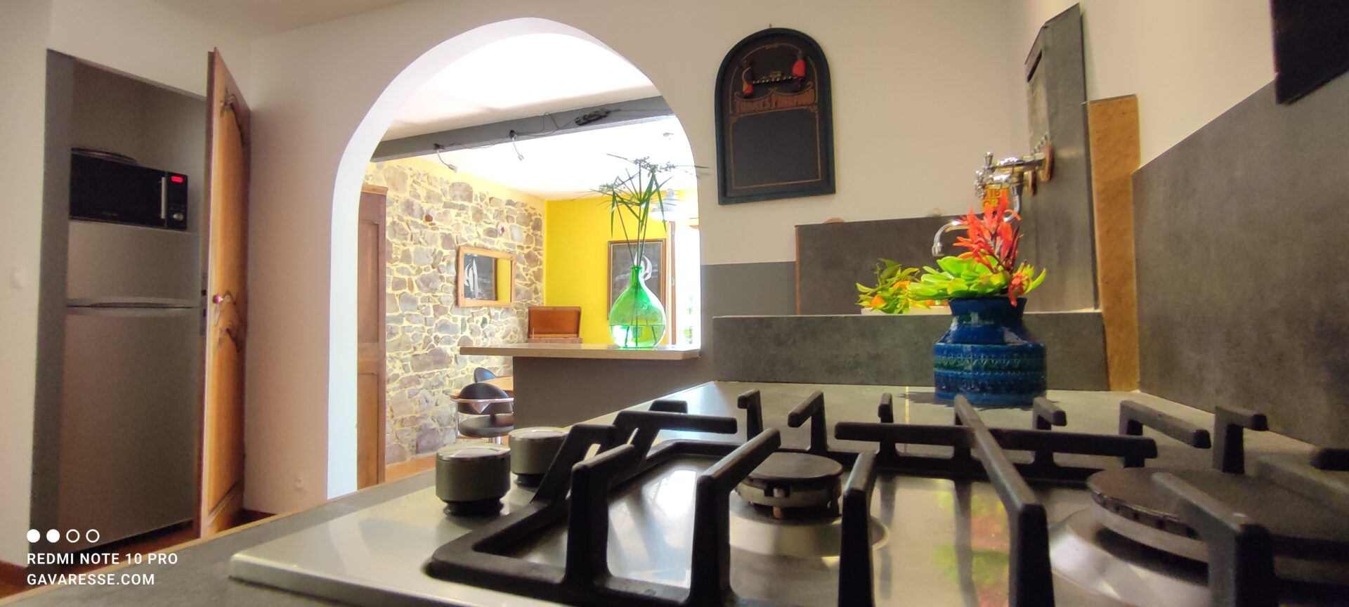 Cuisine du gîte Le Pénéquet avec plans de travail et vue sur les espaces de vie, Le Pradet.