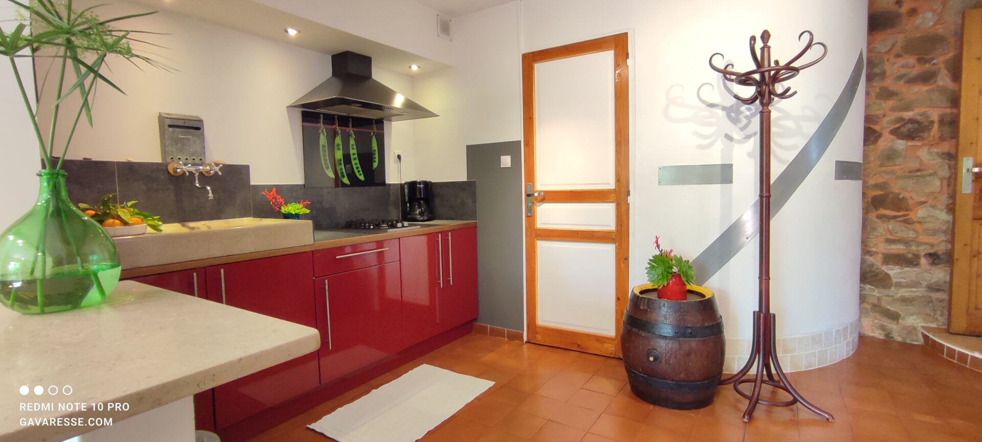 Cuisine du gîte Le Pénéquet avec couleurs vives, équipements modernes et évier en pierre, Le Pradet.