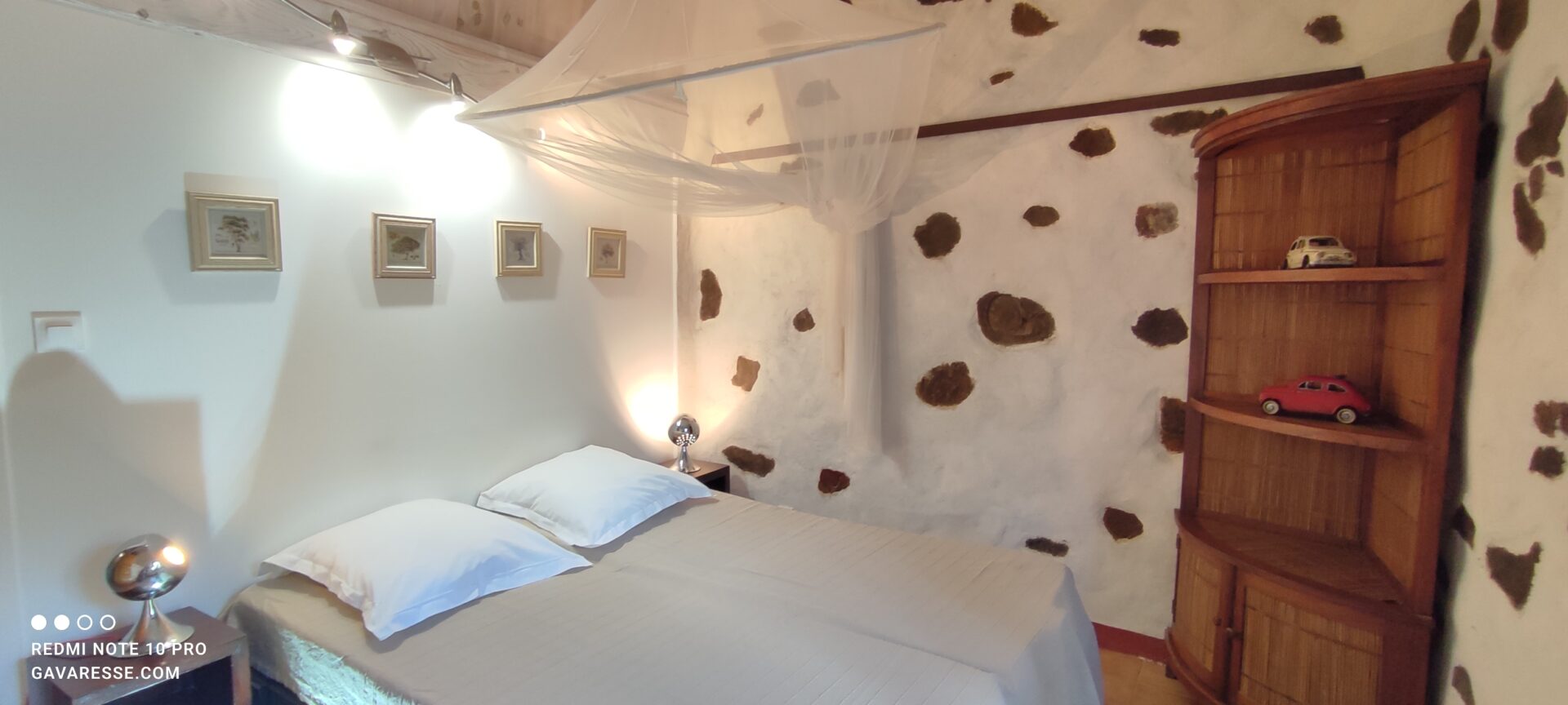 Lit double (140x190) de relaxation électrique dans la chambre de La Fenière, mobilier en bois, Le Pradet.