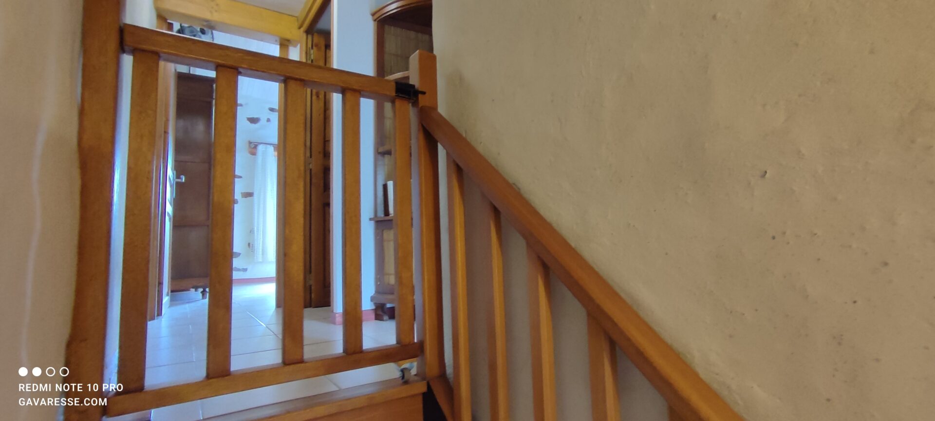 Barrière de sécurité en bois et métal installée en haut de l'escalier du gîte La Fenière, pour protéger les enfants et bébés, Le Pradet.