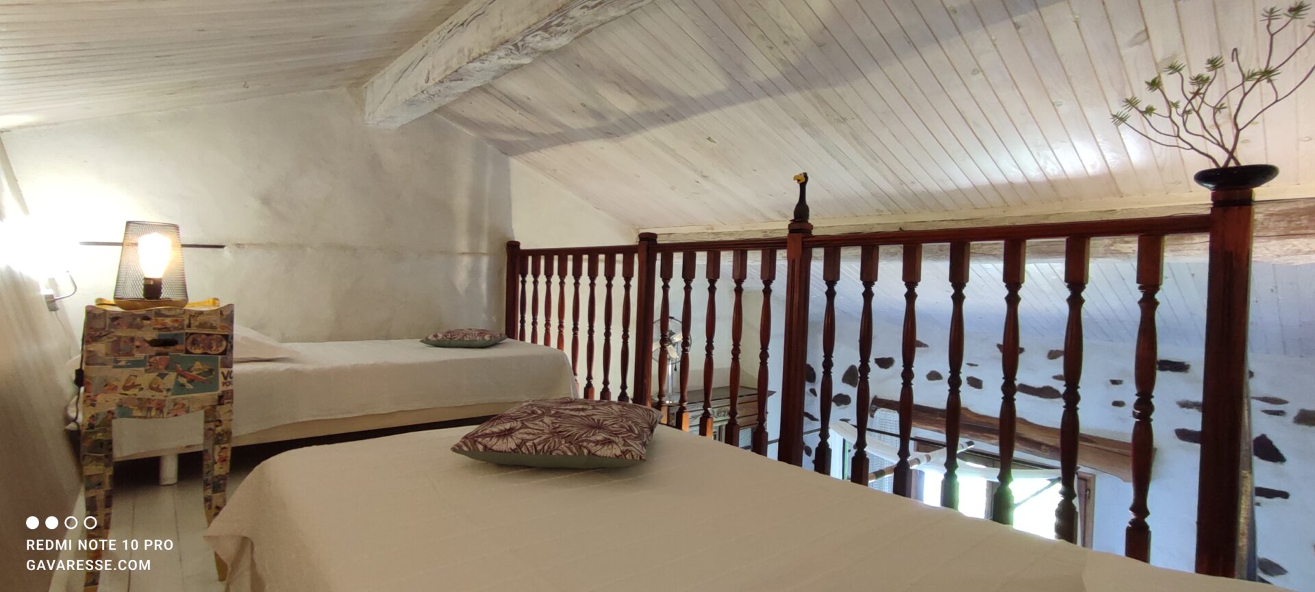 Deux lits simples (90x190) sur la mezzanine de la chambre parentale de La Fenière, vue sur le lit double en dessous, Le Pradet.