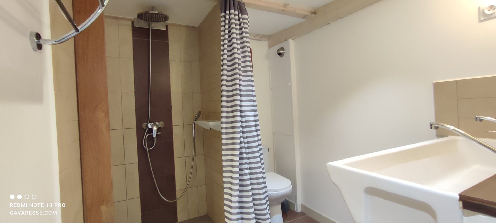 Douche à l'italienne spacieuse et moderne dans la salle de bain du gîte La Fenière, avec WC intégré, Le Pradet.