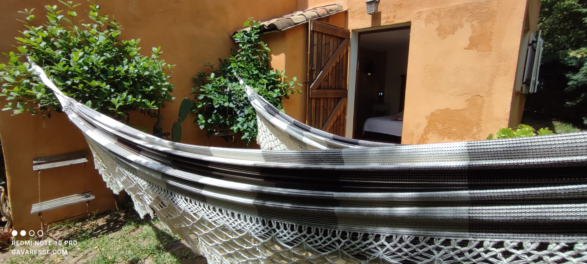 Hamacs rayés devant l'entrée de la chambre du gîte Le Pénéquet, jardin privatif, Mas de la Gavaresse.