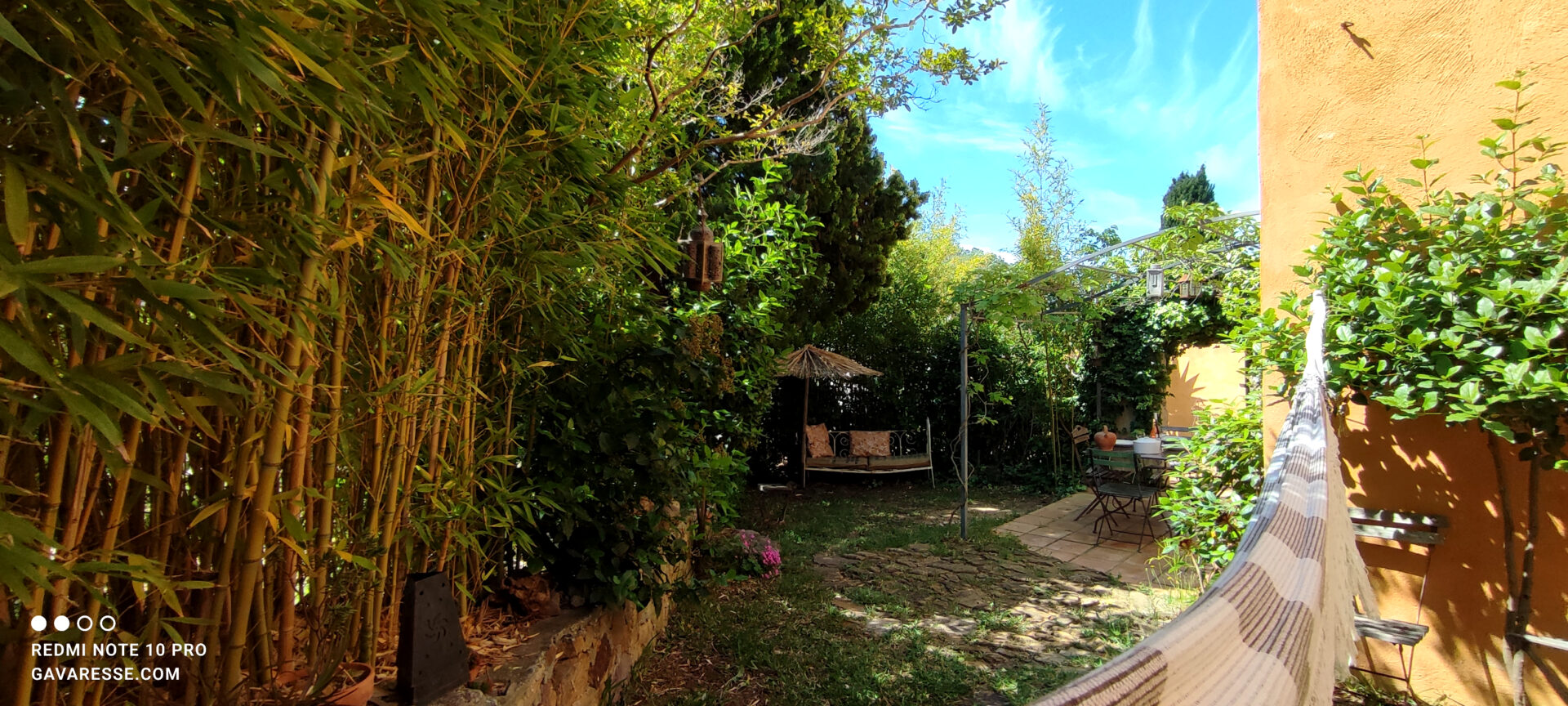 Gîte Le Pénéquet : hamac suspendu dans le jardin privatif, bambous et verdure, Mas de la Gavaresse, Le Pradet.