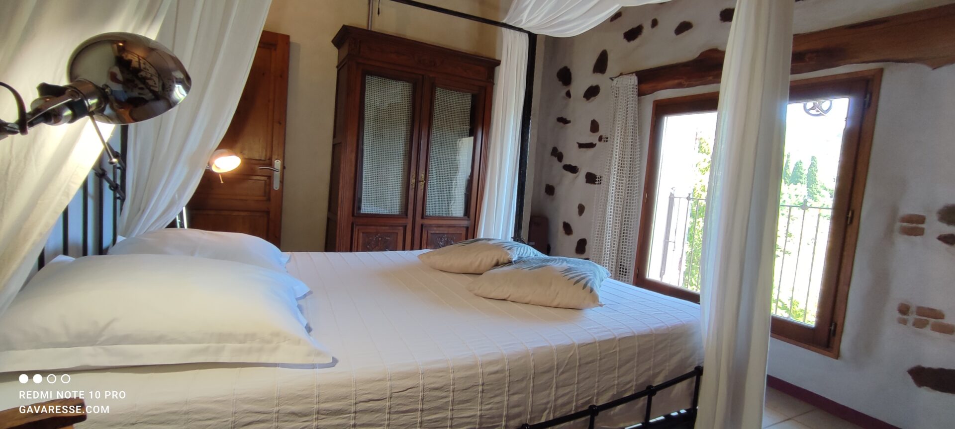 Lit double confortable dans la chambre parentale de La Fenière, éclairage doux, éléments décoratifs, Le Pradet.