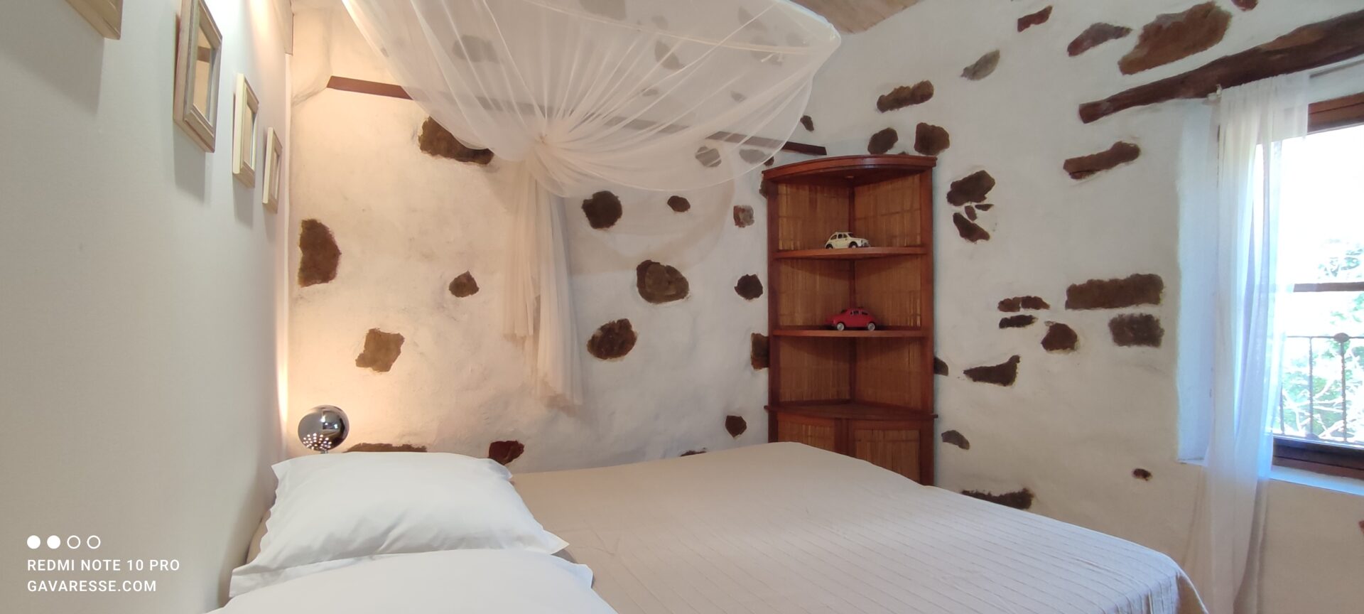 Grand lit double (140x190) de relaxation électrique dans la chambre du gîte La Fenière, ambiance reposante, Le Pradet.