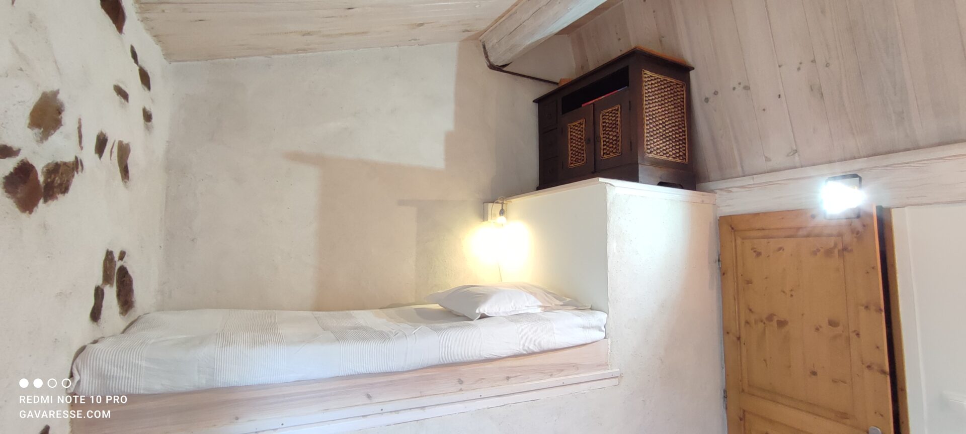 Un lit simple (70x190) de relaxation électrique dans la chambre de La Fenière, prête pour le repos, Le Pradet.